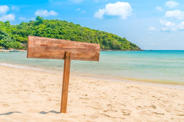 Wooden signboard on tropical beach — Stock Photo, Image