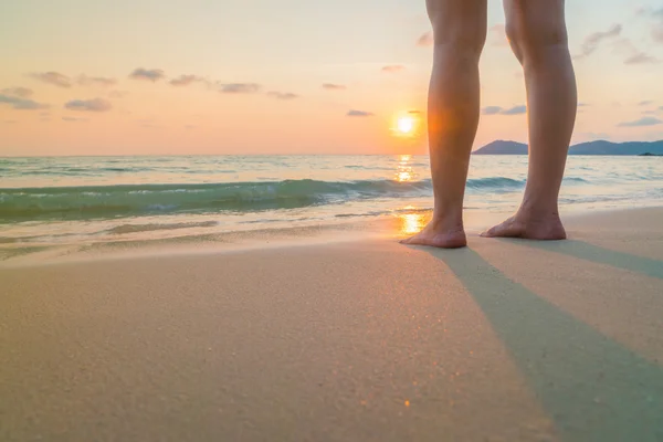 Füße im Sand bei Sonnenuntergang — Stockfoto