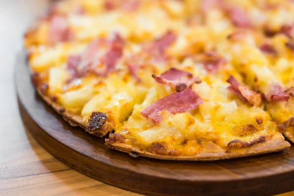 Pizza sobre fondo de madera —  Fotos de Stock