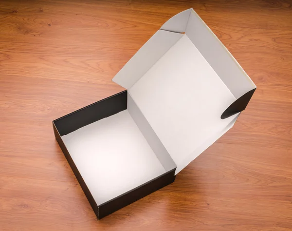 Prázdný černý box napodobit na pozadí dřeva — Stock fotografie