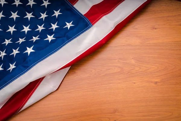 Bandeira americana em fundo de madeira — Fotografia de Stock