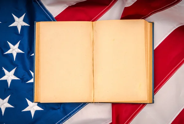 Vintage open book on American flag — Stock Photo, Image