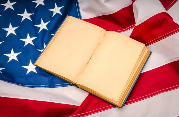 Vintage open book on American flag — Stock Photo, Image