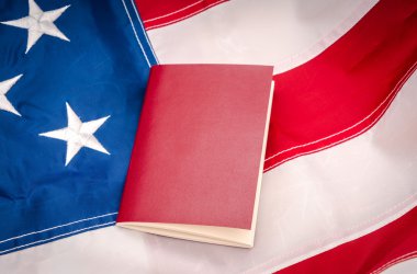 pasaport Amerikan bayrağı üzerinde