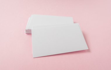 Pembe bir arka plan üzerinde boş kartvizit