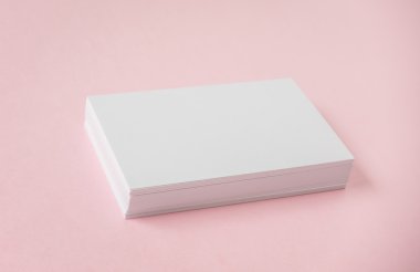Pembe bir arka plan üzerinde boş kartvizit