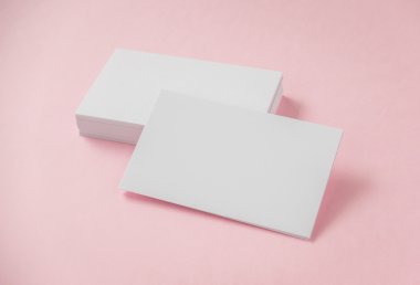 Pembe bir arka plan üzerinde boş kartvizit