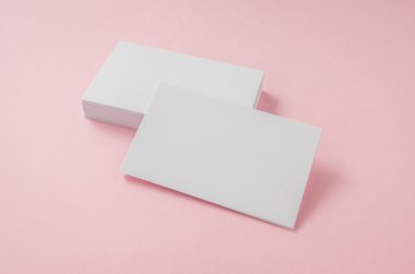 Pembe bir arka plan üzerinde boş kartvizit