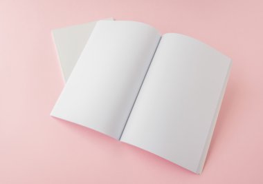 boş ve beyaz kitapçıklar