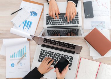 Dizüstü bilgisayar ve mali grafikleri toplantı o kullanarak iş adamları