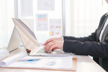 Laptop klavyesinde yazan kişi
