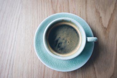 Kahve fincanı ahşap masada. 