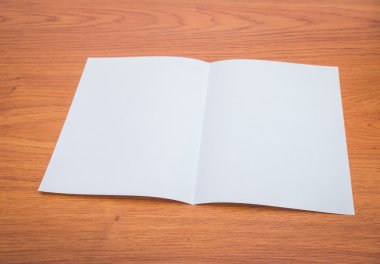Bifold beyaz şablon Kağıt ahşap doku üzerinde