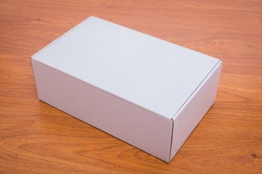 Boş beyaz kutu ahşap arka plan üzerinde sahte kadar