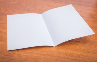 Bifold beyaz şablon Kağıt ahşap doku üzerinde