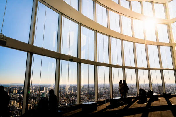 Gözlem windows yakınındaki insanlar Silhouettes  