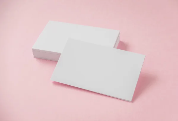 Порожня візитна картка на рожевому фоні — стокове фото
