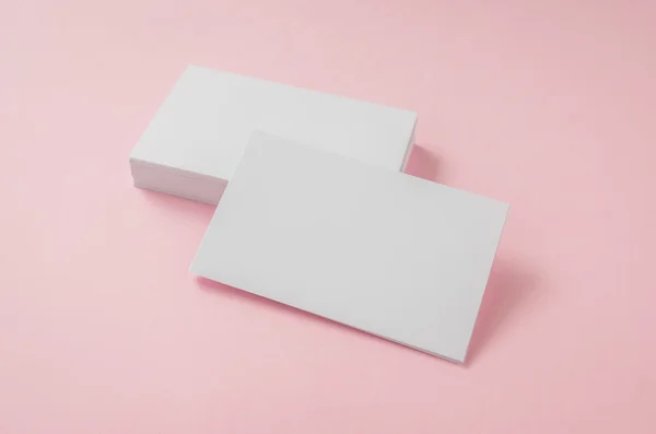 A rózsaszín háttér üres névjegykártya — Stock Fotó