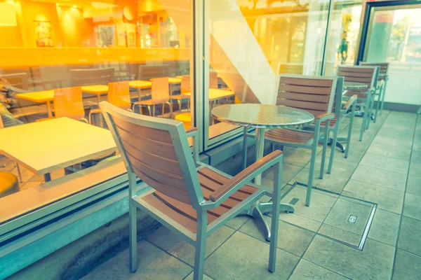 Tafels en stoelen in het restaurant (gefilterde afbeelding verwerkt vinta — Stockfoto