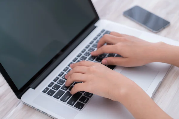 Persona escribiendo en el teclado del ordenador portátil —  Fotos de Stock