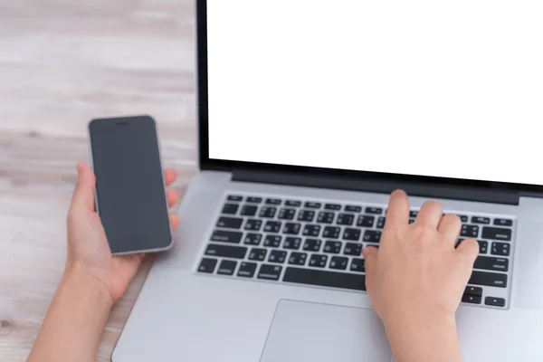 Persona escribiendo en el teclado del ordenador portátil — Foto de Stock