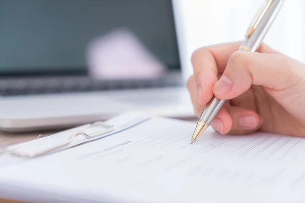 Hand mit Stift über Antrag für — Stockfoto