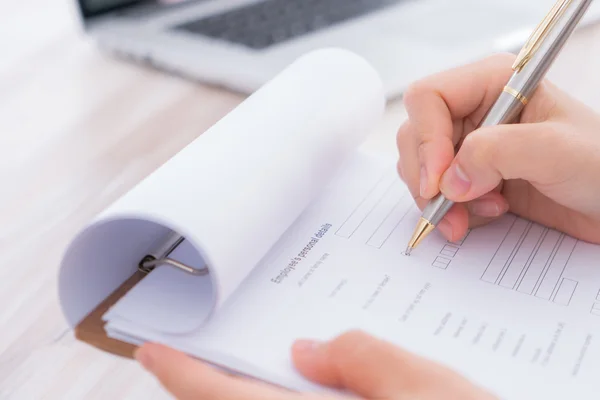 Hand mit Stift über Antrag für — Stockfoto