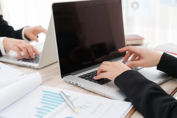 Affärsmän använder laptop och finansiella diagram på mötet o — Stockfoto