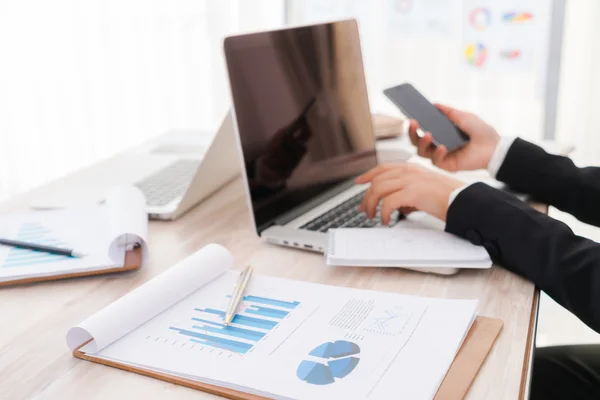 Business people using laptop  and Financial charts  at meeting o — Stock Photo, Image