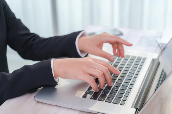 Person typing on laptop keyboard — Stock Photo, Image