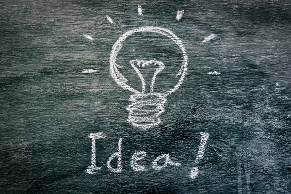 Gloeilamp voor idee op Blackboard — Stockfoto