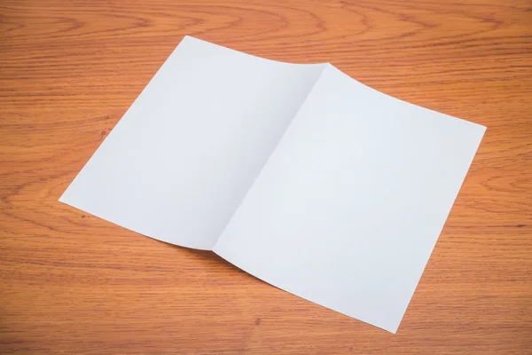 Papel modelo branco bifold na textura da madeira — Fotografia de Stock