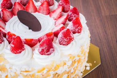 Çilekli dondurma pastası.