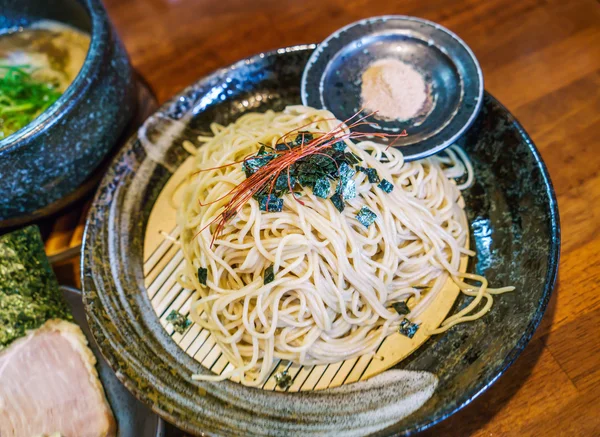 Japoński makaron ramen na stole — Zdjęcie stockowe