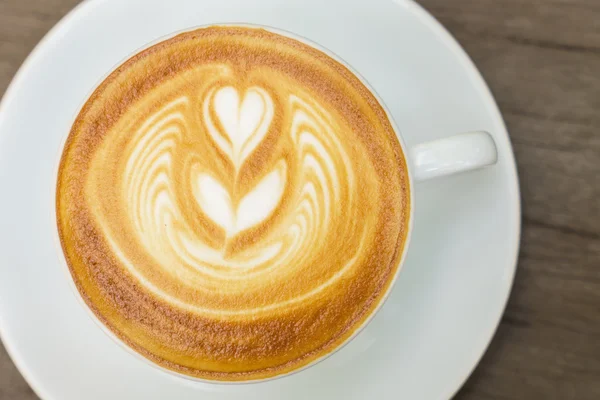 Ahşap masadaki Latte Kahve Sanatı — Stok fotoğraf