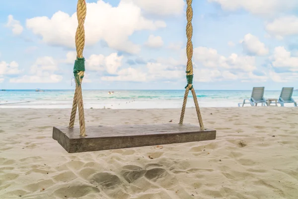 Un columpio en la playa — Foto de Stock