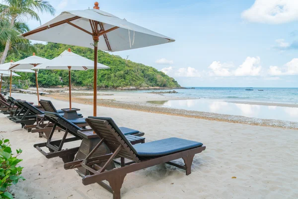 Gyönyörű strand szék, esernyő, a trópusi fehér homok beac — Stock Fotó