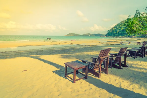 Beautiful beach chairs on tropical white sand beach — Stock Photo, Image