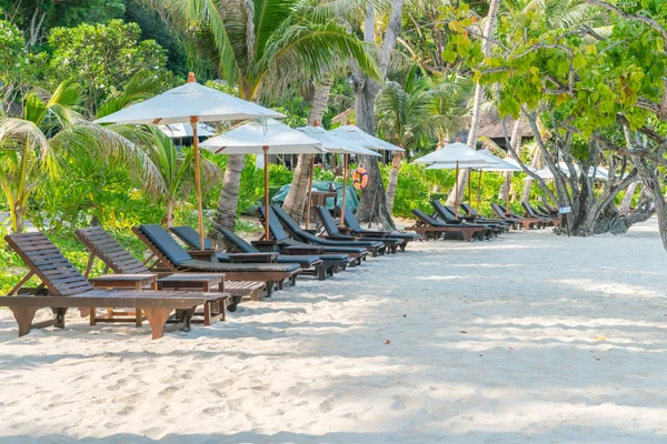 Hermosas sillas de playa con sombrilla en la playa tropical de arena blanca — Foto de Stock