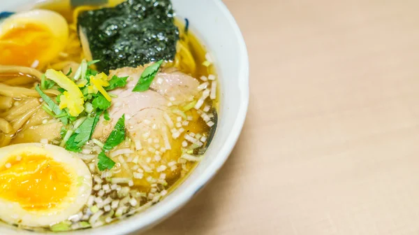 Macarrão ramen japonês na mesa — Fotografia de Stock