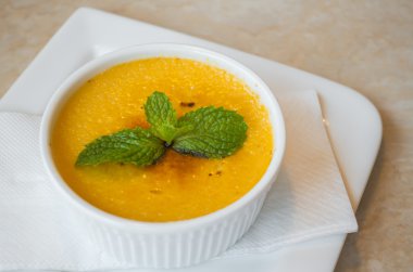 Kremalı puding beyaz plaka