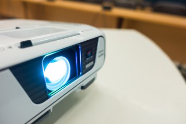 tablo üzerinde dijital projektör