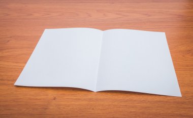 Bifold beyaz şablon Kağıt ahşap doku üzerinde