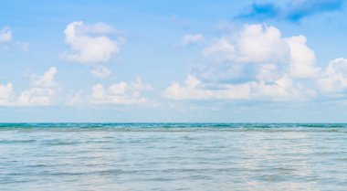 Güzel mavi deniz ve gökyüzü
