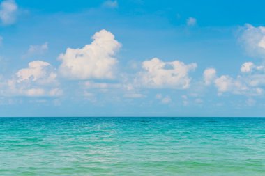Güzel mavi deniz ve gökyüzü