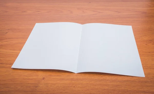 Dubbla vita mallen papper på trä textur — Stockfoto