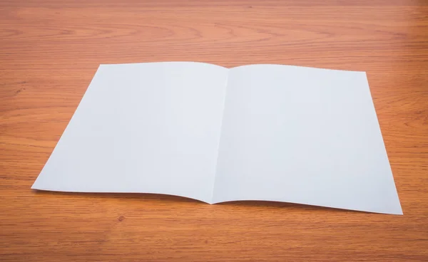 Papel modelo branco bifold na textura da madeira — Fotografia de Stock