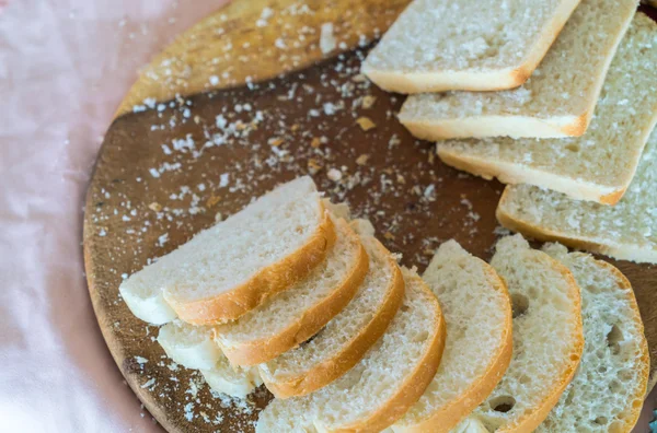 Skivat vitt bröd på trä — Stockfoto