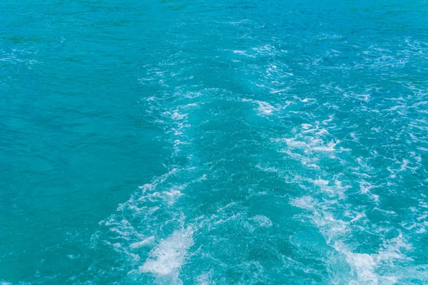 Ondas salpicadas na água do mar — Fotografia de Stock