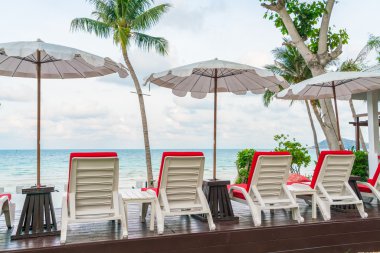 Güzel bir plaj sandalye şemsiye etrafında Açık Yüzme kaka ile